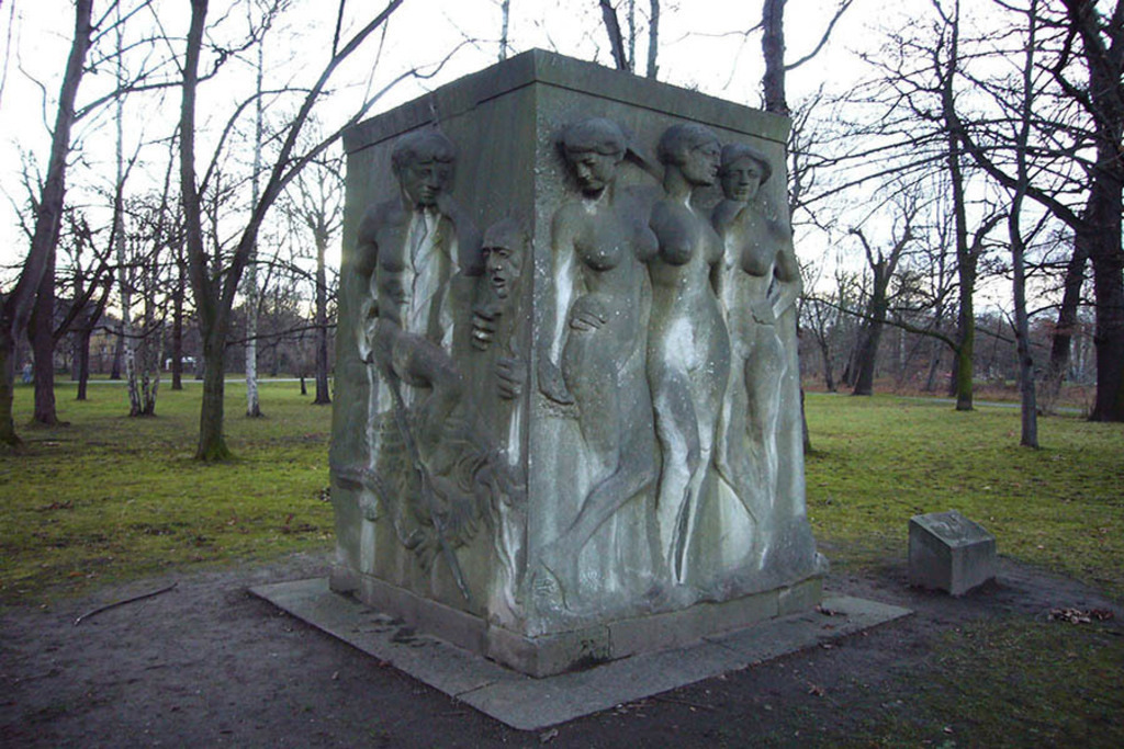 Foto: Leipzig - Richard Wagner Denkmal - Postament von Max Klinger im Klingerhain am 1. Juli 2007 | Das Team hinter BILDLEXIKON LEIPZIG bündelt historische wie aktuelle Informationen über die Stadt Leipzig in Text und Bild auf einer Plattform und stellt diese der interessierten Öffentlichkeit zur Verfügung.