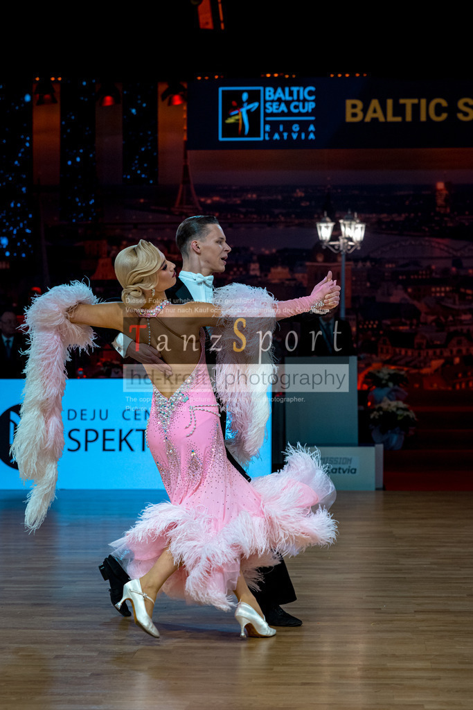 20251212_WDSF_World_Ch_Cup_RS-Std_1503-2 | Tanzsportbilder, Standardtanz, Lateintanz, WDSF, DTV, LTVB, dancecomp, goc, hessen tanzt, blaues band der spree, walzer, tango, wiener walzer, slowfox, quickstepp, samba, rumba, cha-cha-cha, paso doble. jive, hd-kroft photography, turniertanzsport