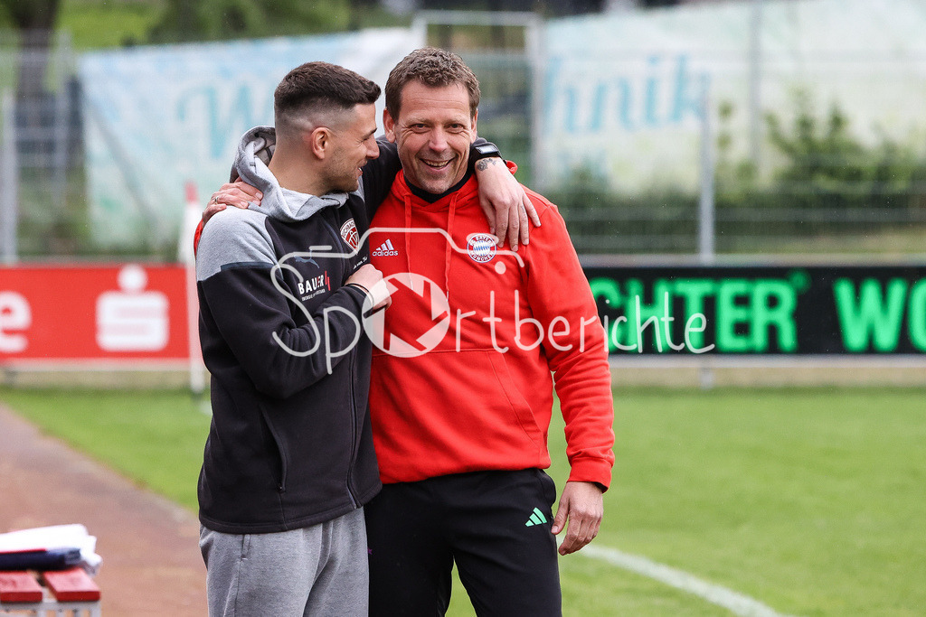 TSV Buchbach - FC Bayern Amateure | Buchbach Trainer Aleksandro PETROVIC  und Holger SEITZ zusammen vor der Partie / Freude / Freunde / Lachen /