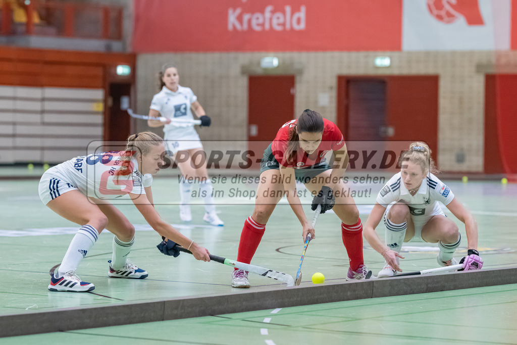 HK_20221126_101714 | 1. Bundesliga ( Halle ) Damen Crefelder HTC - Düsseldorfer HC am 27.11.2022 Crefelder HTC, Krefeld , Jertz Jil ( Crefelder HTC #13 ) , Sophia Schwabe ( Düsseldorfer HC #18 ) rechts Emma-Sophie Hessler ( Düsseldorfer HC #7 )