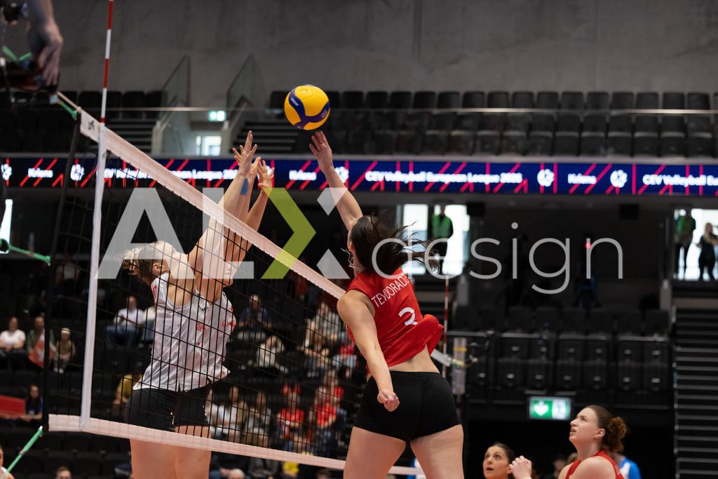 Georgia v Switzerland - CEV European League Women | KRIENS, SWITZERLAND - JUNE 12: ANA TEVDORADZE of Georgia attack / spike against MÉLINE PIERRET of Switzerland and ALIX DE MICHELI of Switzerland double block during the CEV European League match between Georgia and Switzerland at Pilatus Arena on June 12, 2026 in Kriens, Switzerland. - Realisiert mit Pictrs.com