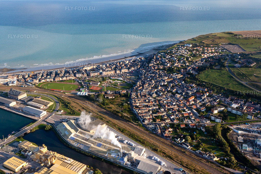 Vue aérienne: Vue de la ville à Mers-les-Bains dans le département Somme, France. Photo: IMG_70774.jpg prise le 24/08/2014 par Werner Riehm/FLY-FOTO.eu – Résolution de l'original: 4270 x 2847 px