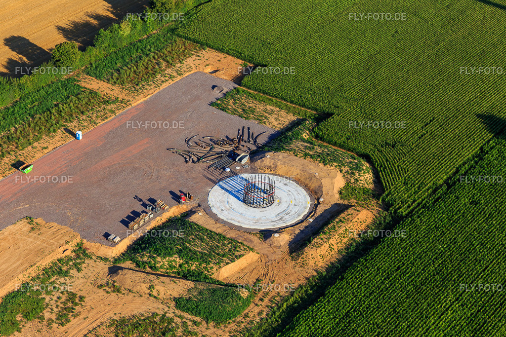 Repowering Windpark Minfeld.  JUWI ersetzt vier Altanlagen (GE 1.5) aus 2004 durch zwei neue, modernen Anlagen vom Typ Vestas V162 mit je sechs Megawatt. https://windpark.juwi.de/minfeld | Luftbild: Repowering Windpark Minfeld.  JUWI ersetzt vier Altanlagen (GE 1.5) aus 2004 durch zwei neue, modernen Anlagen vom Typ Vestas V162 mit je sechs Megawatt. https://windpark.juwi.de/minfeld in Minfeld im Bundesland Rheinland-Pfalz in Deutschland. Foto: IMG_149417.jpg vom 18.07.2025 durch Werner Riehm/FLY-FOTO.de - Realisiert mit Pictrs.com