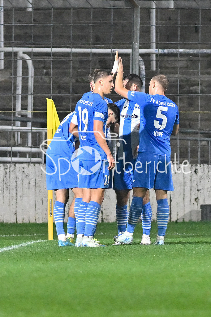 FC Bayern Amateure - FV Illertissen | Jubel der Gaeste nach dem Treffer zum 0-1 / Freude / Happy / Tor / Torschuetze