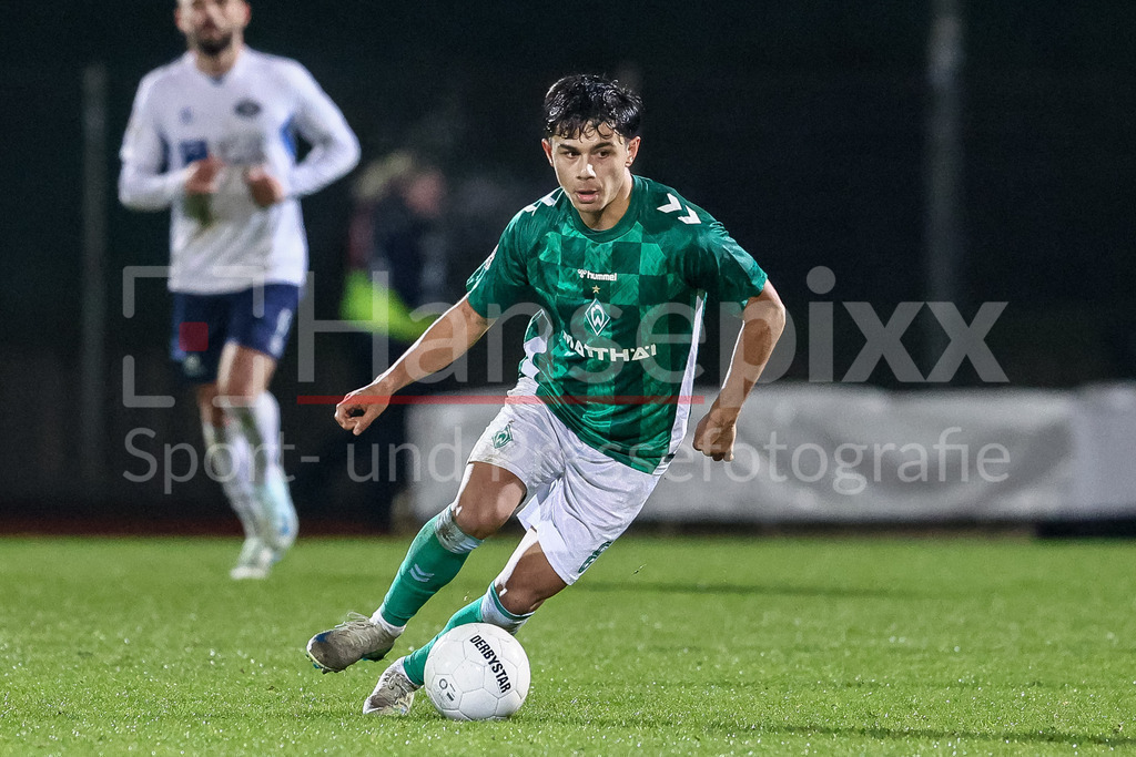 Fussball, Regionalliga Nord, SV Werder Bremen II - VfB Oldenburg | v.li.: Ricardo-Felipe Schwarz (SV Werder Bremen II, 6) am Ball, Einzelbild, Ganzkörper, Aktion, Action, Spielszene