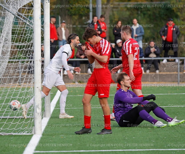 Nur Remis für RW DA | 19.10.2025 Fussball Saison 2025 2026 Verbandsliga SKV Rot-Weiß Darmstadt - 1. FC Langen (3:3) v. li. Noel Luca Wembacher (20 RW DA) verwertet Flanke von Emin Aykir zum 3:2 rechts am Boden Andreas Rudolf (87 Langen) (Foto: Peter Henrich) - Realisiert mit Pictrs.com