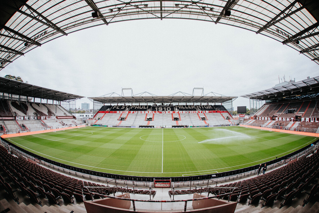 IMG_9829 | Der offizielle Shop für FC St. Pauli Fotos. Wähle aus Spielszenen & Fanmomenten dein FCSP Wunschformat. Wir liefern Millerntor-Atmosphäre.