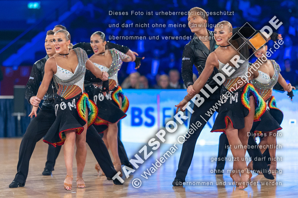20231111-06090 | Hier finden Sie Tanz Bilder vom Latein und Standard Formationen tanzen. Sportbilder vom Tanzsport. Schöne Fotos und von Weltmeisterschaft, Europameisterschaft, Bundesliga, Regionalliga, Oberliga und Landesliga sowie von GOC Stuttgart, DanceComp, WM Bremen