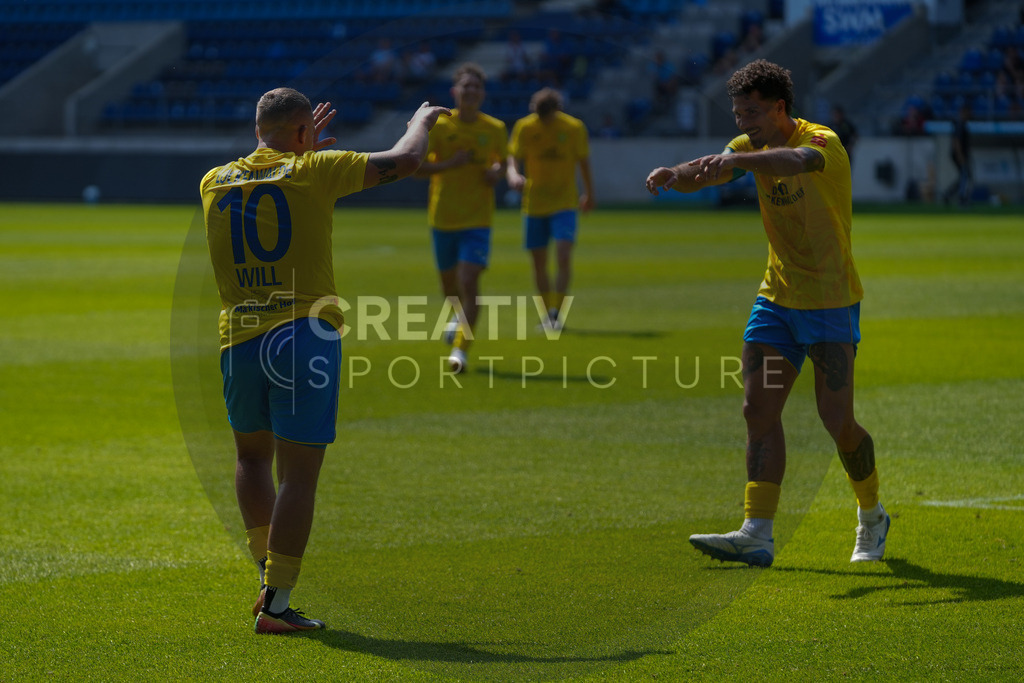 Fußball, Herren, Saison 2025/2026, Regionalliga Nordost, 3. Spieltag, 1.FC Magdeburg II vs. FSV 63 Luckenwalde, Samstag 09.08.2025, Avnet Arena Magdeburg | Fußball, Herren, Saison 2025/2026, Regionalliga Nordost, 3. Spieltag, 1.FC Magdeburg II vs. FSV 63 Luckenwalde, Samstag 09.08.2025, Avnet Arena Magdeburg, Im Bild: Lucas Will (l.) jubelt mit Andreas Pollasch (r.) über sein Tor. - Realisiert mit Pictrs.com