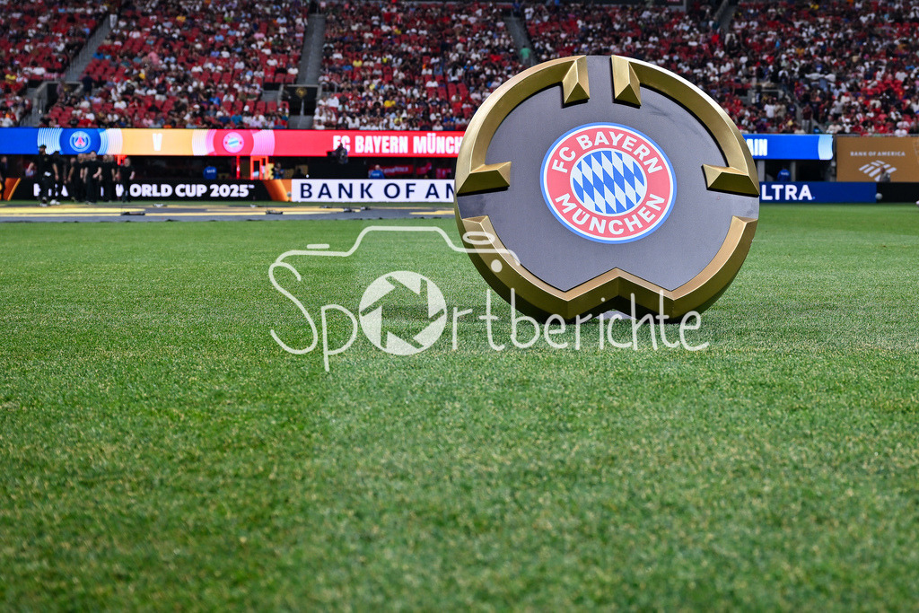 Paris Saint Germain - FC Bayern München | Das LOGO des FC Bayern auf dem Rasen in Atlanta / Wappen / Symbolbildl / Symbolfoto / FIFA Club World Cup: Paris Saint Germain - FC Bayern Muenchen, Mercedes Benz Stadium am 05.07.2025 / NOT FOR SALE IN USA