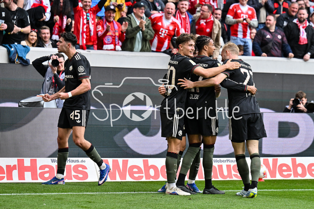 SC Freiburg - FC Bayern München | FREIBURG, GERMANY - 04. APRIL: Jubel der Bayern nach dem Treffer zum 2-3 durch Lennart KARL (FC Bayern Munich 42) / Tor / Torschuetze / Freude / Happy / während dem Bundesligamatch zwischen dem SC Freiburg und dem FC Bayern München am 28. Spieltag im Europa-Park Stadion / DFL REGULATIONS PROHIBIT ANY USE OF PHOTOGRAPHS AS IMAGE SEQUENCES AND/OR QUASI-VIDEO
