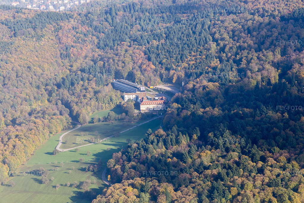 Luftbild: Kliniken Schmieder im Speyerer Hof im Ortsteil Königstuhl in Heidelberg im Bundesland Baden-Württemberg in Deutschland. Foto: IMG_104156.jpg vom 31.10.2017 durch Werner Riehm/FLY-FOTO.de