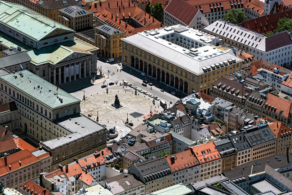 dr__0053848.jpg | MüNCHEN 12.06.2020 Fassade des Gebäudes " Residenztheater " am Max-Joseph-Platz im Stadtteil Altstadt in München im Bundesland Bayern, Deutschland. Weiterführende Informationen bei: Bayerisches Staatsschauspiel. // Facade of the building "Residenztheater" at Max-Joseph-Platz in the district Altstadt in Munich in the state Bavaria, Germany. Further information at: Bayerisches Staatsschauspiel. Foto: Daniel Reiter