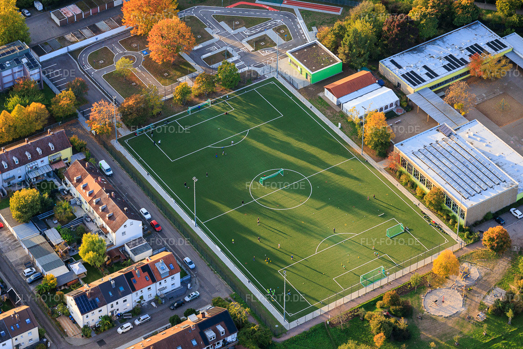 Luftbild: Fußballplatz und Sportheim des FSV Azzurri Landau 1982 e.V im Ortsteil Queichheim in Landau im Bundesland Rheinland-Pfalz in Deutschland. Foto: IMG_150309.jpg vom 15.10.2025 durch Werner Riehm/FLY-FOTO.de