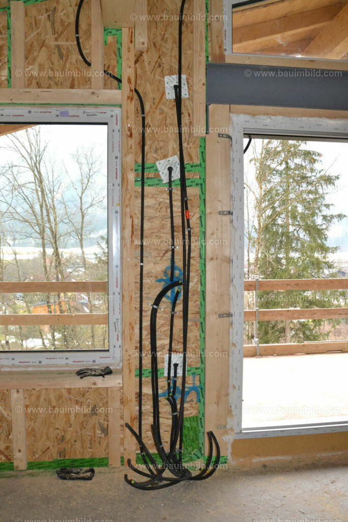 bib-lg17-elektroinstallation-0156 | Nach LV-Leistungsgruppen sortierte Detailfotos über den Bau eines Hauses. Alle Hausbau-Bilder direkt vom Urheber und Autor der Website Haus-Selber-Bauen.com