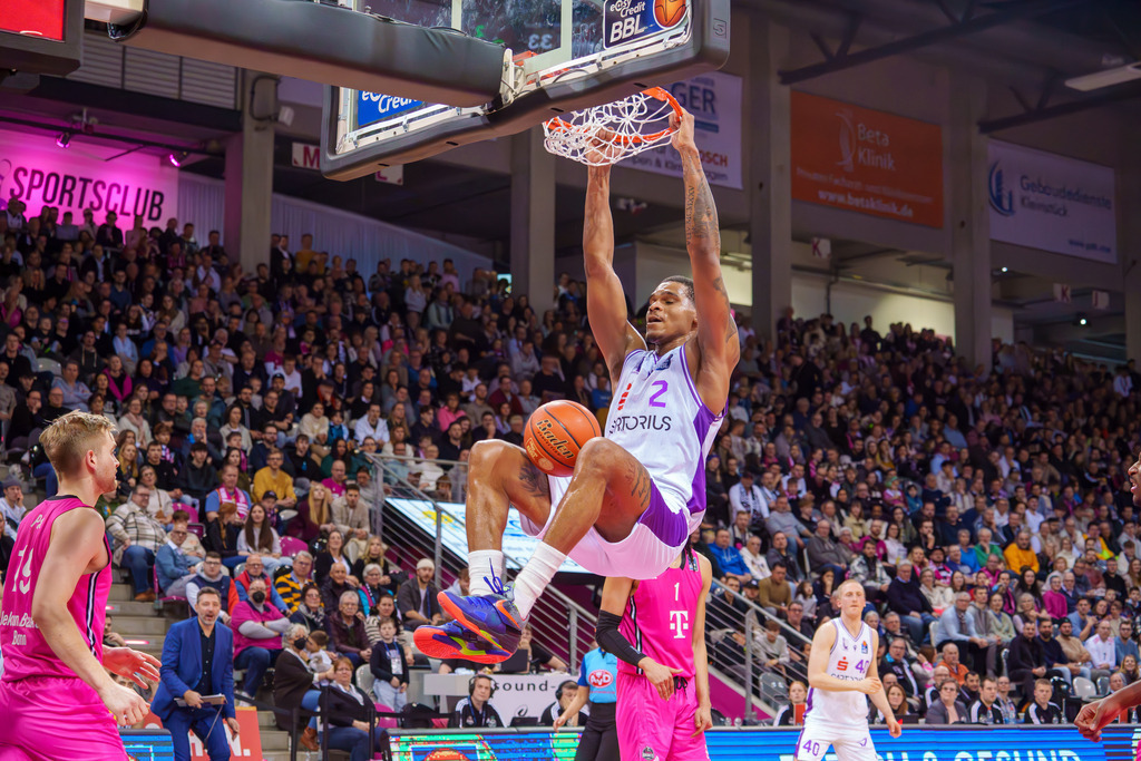 BBL, Deutsche Basketball Bundesliga Saison 2024/25, 14. Spieltag: Telekom Baskets gegen BG Göttingen | 29.12.2024 BBL, Deutsche Basketball Bundesliga Saison 2024/25, 14. Spieltag: Telekom Baskets gegen BG GöttingenBild: Demajeo Wiggins (2, Göttingen) Korbwurf und Punkt für Göttingen - Realisiert mit Pictrs.com