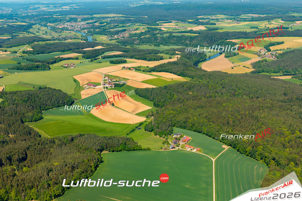 Das Luftbild zeigt : Roithof Roding - Die Luftaufnahme wurde 2024 vom UL-Flugzeug aus erstellt ( keine Drohne ) - Hochauflösende Luftaufnahme - Für grossformatige Ausdrucke geeignet. Die Geschenkidee !Mit Lizenz und Bildrechte bestellbar