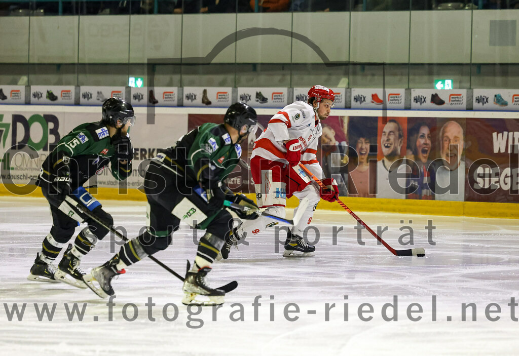 2023-03-19_146_TSV_Erding_gegen_TEV_Miesbach | Erding, Deutschland, 19.03.2023:
Eishockey, Bayernliga Playoffs 2022 / 2023, Halbfinale, TSV Erding gegen TEV Miesbach, Endergebnis: 

Elias Maier (Erding Gladiators, #15), Michael Trox (Erding Gladiators, #86)

Foto: Christian Riedel / fotografie-riedel.net