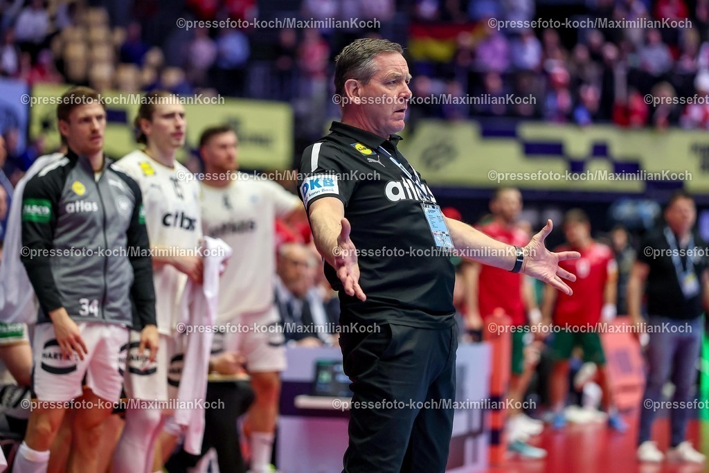 EHF22012601121 | 22.01.2026, Handball, Men's EHF EURO 2026, Deutschland - Portugal, Jyske Bank Boxen in Herning, Dänemark, Main Round: Headcoach Alfred Gislason (Germany #hc) gestikulierend am Spielfeldrand  