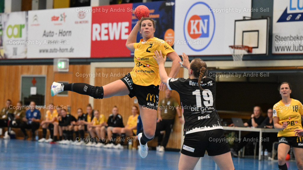 TSV Altenholz vs Berliner TSC | Maria Ranft (TSVA #2 trifft hier zum 21-17 in Unterzahl) / Nora Rohde (BTSC #19) - Handball 3. Liga Nord Frauen 2024/2025 / TSV Altenholz vs Berliner TSC / Edgar-Meschkat-Halle / Altenholz / 02.11.24 - Realisiert mit Pictrs.com