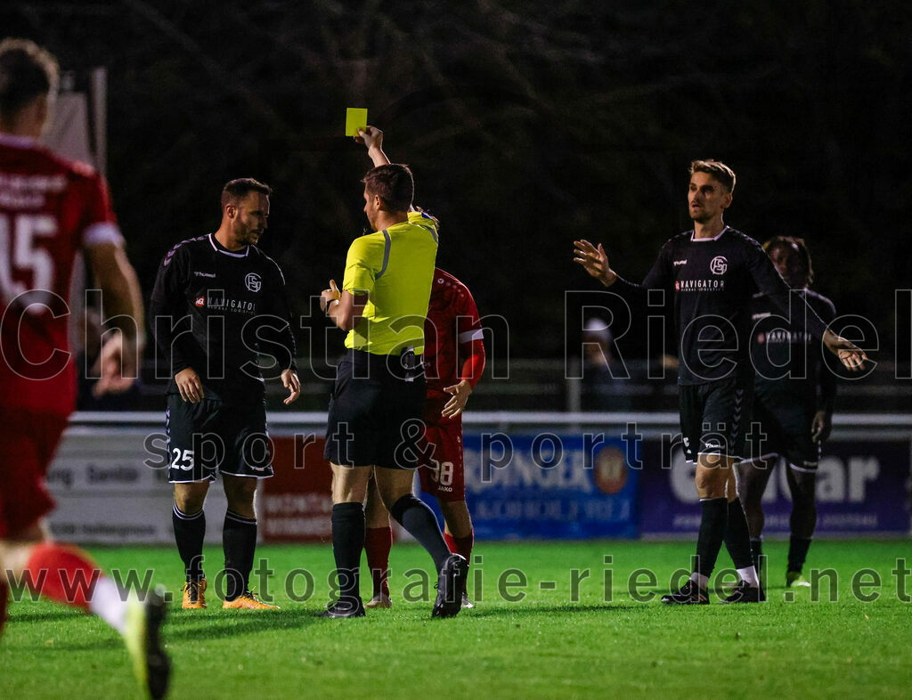 2023-10-27_126_VfB_Hallbergmoos_gegen_FC_Schwaig | Hallbergmoos, Deutschland, 27.10.2023:
Fußball, Landesliga Südost 2023 / 2024, 18. Spieltag, VfB Hallbergmoos gegen FC Schwaig, Endergebnis: 2:3

Gelbe Karte für Nils Ehret (FC Schwaig, #25), Schiedsrichter Fabian Buechner, Mario Simak (FC Schwaig, #5)

Foto: Christian Riedel / fotografie-riedel.net