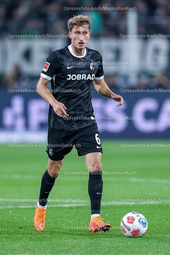 BMG05102501116 | 05.10.2025, Fußball, Borussia Mönchengladbach - SC Freiburg, 1. Fußball Bundesliga, Borussia-Park, Saison 2025 2026: Patrick Osterhage&nbsp;(SC Freiburg #06) DFB regulations prohibit any use of photographs as image sequences and or quasi-video.