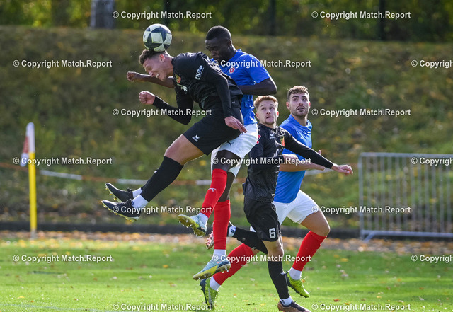 10722u23 | Fussball  Oberliga  Baden - Wuerttemberg 2023/2024    21.10.2023
FC Holzhausen - VfR MannheimLysander Skoda (li, FC Holzhausen) und beobachtet von Kevin Mueller (re hinten FC Holzhausen)FOTO: ULMER PressebildagenturxxNOxMODELxRELEASExx