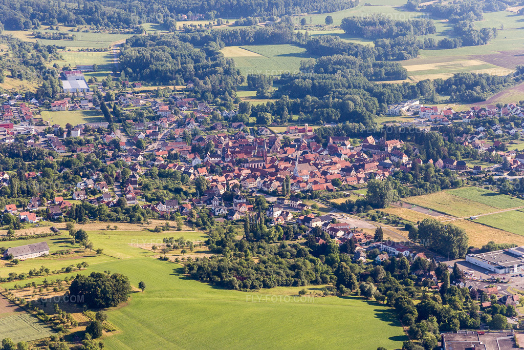 Aerial view: View of the streets and houses in the residential areas in Wœrth in the state Bas-Rhin, France. – Photo: IMG_082957.jpg taken on 06/26/2015 by Werner Riehm/FLY-FOTO.com – Resolution of the original: 5197 x 3465 px