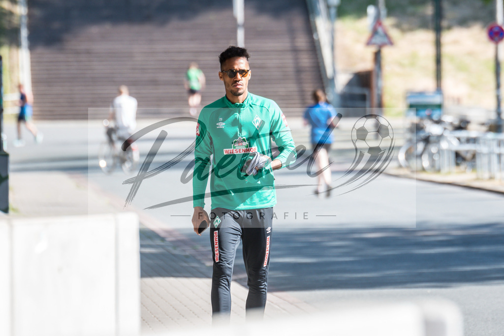 TRASVW20200521_0045 | Fussball, Herren: Theodor Gebre Selassie (Werder Bremen) schaut bei der Ankunft am wohninvest Weserstadion am 21.05.2020 in Bremen, Deutschland. - Realisiert mit Pictrs.com