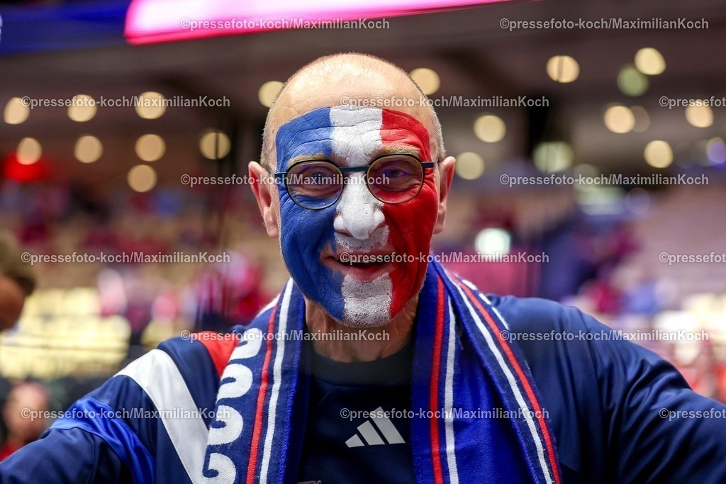 EHF24012601144 | 24.01.2026, Handball, Men's EHF EURO 2026, Frankreich - Portugal, Jyske Bank Boxen in Herning, Dänemark, Main Round: Feature Ein geschminkter Fan jubelnd nach dem Sieg der Franzosen
