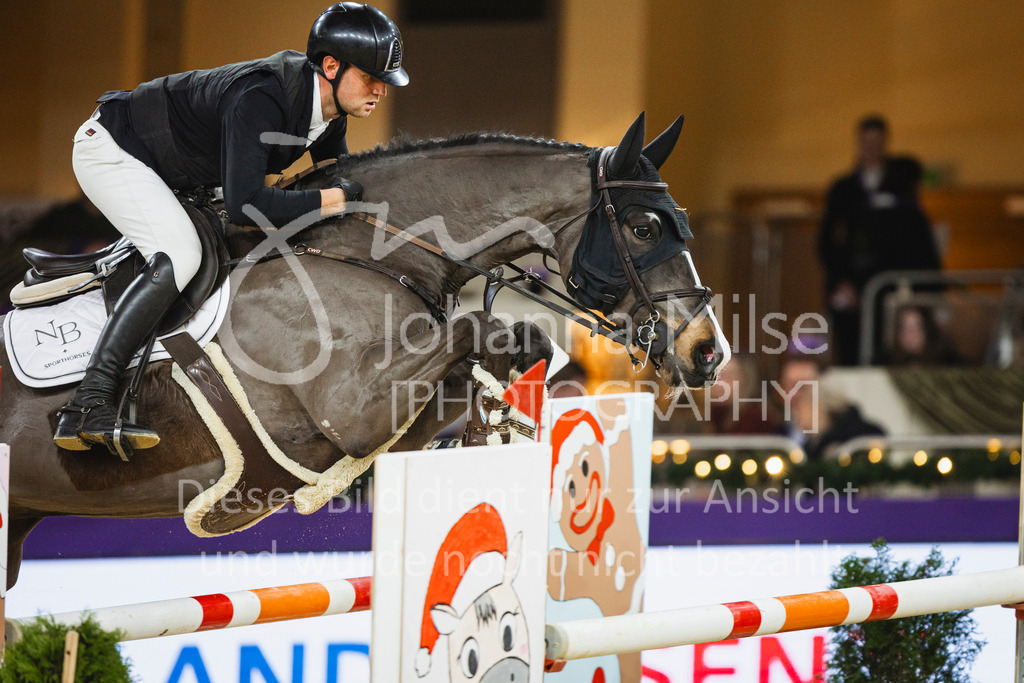 251221_IFRF_Jumping_GP-112 | Deine schönsten Turniermomente als professionelle Fotos! Entdecke hochwertige Pferdesport-Fotografie im Online-Shop. Jetzt Fotos finden & bestellen!