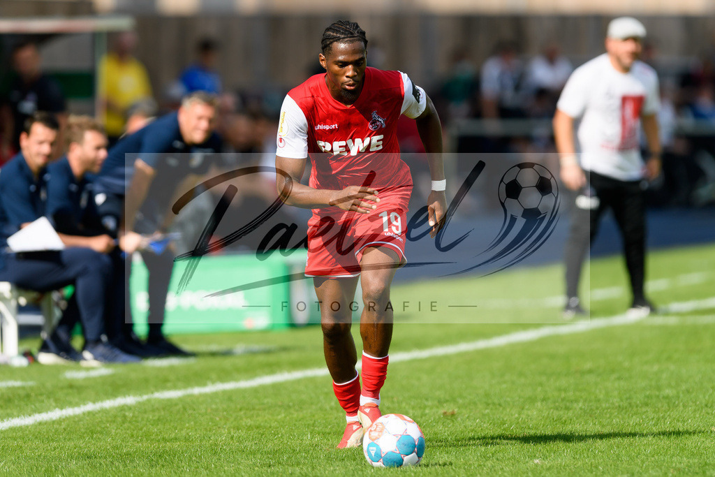 JENKOE20210808_269 | Fussball, Herren: Kingsley Ehizibue (1. FC Koeln) in Aktion, am Ball, Einzelaktion beim Spiel der 1. Runde im DFB-Pokal zwischen FC Carl Zeiss Jena und 1. FC Koeln im Ernst-Abbe-Sportfeld am 08.08.2021 in Jena, Deutschland.DFB / DFL REGULATIONS PROHIBIT ANY USE OF PHOTOGRAPHS AS IMAGE SEQUENCES AND/OR QUASI-VIDEO. - Realisiert mit Pictrs.com