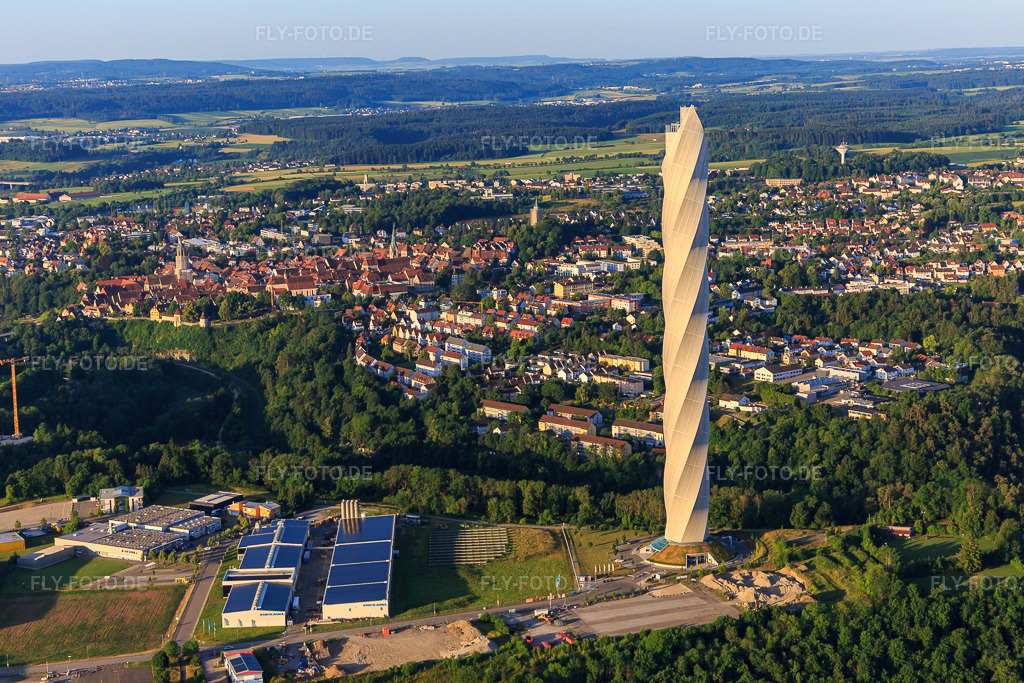 Luftbild: TK Elevator Testturm: Aufzugstestturm mit verdrehter Fassadenmembran, 12 Aufzugschächten und Aussichtsterrasse mit Panoramablick. in Rottweil im Bundesland Baden-Württemberg in Deutschland. Foto: IMG_148580.jpg vom 25.06.2025 durch Werner Riehm/FLY-FOTO.deTK Elevator Testturm Rottweil
