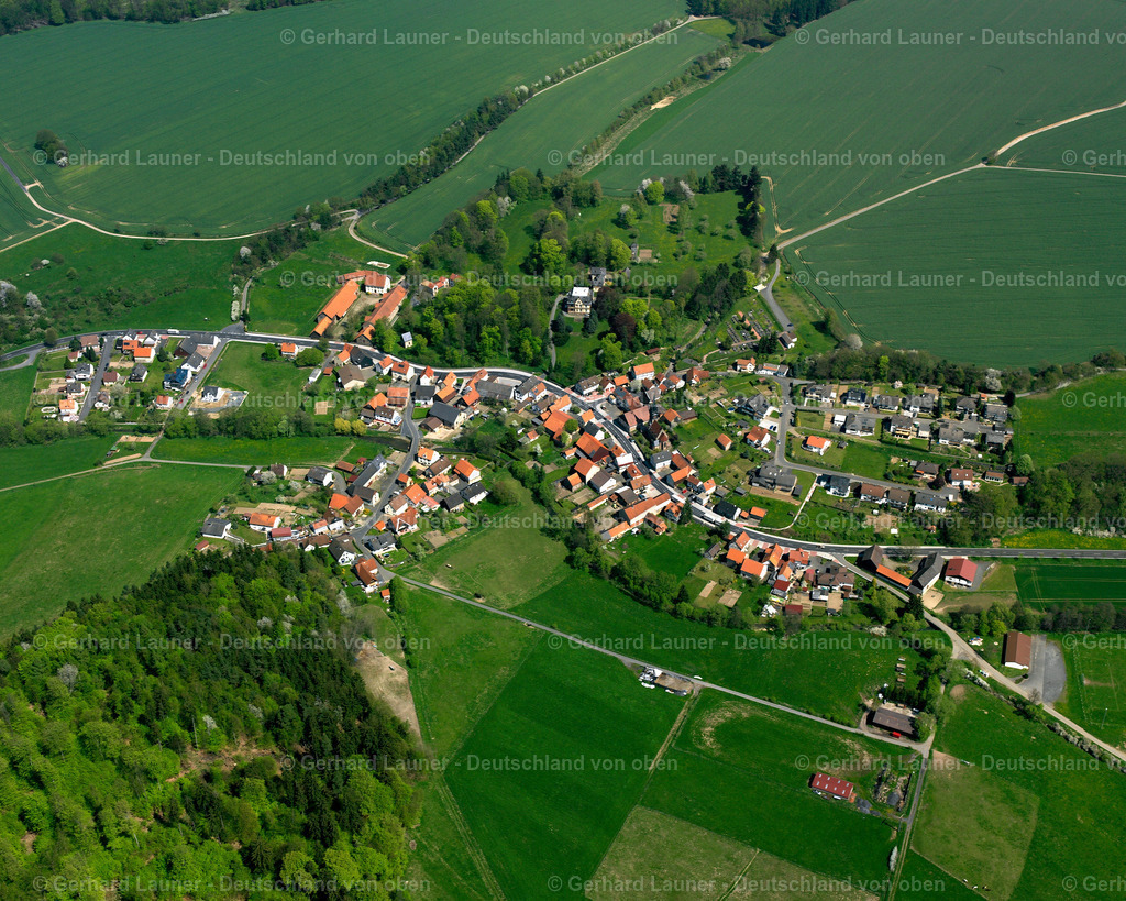 2615023 | LEHRBACH 07.06.2006 Ortsansicht am Rande von landwirtschaftlichen Feldern und Nutzflächen  in Lehrbach im Bundesland Hessen, Deutschland // Village view on the edge of agricultural fields and land  in Lehrbach in the state Hesse, Germany Foto: Gerhard Launer