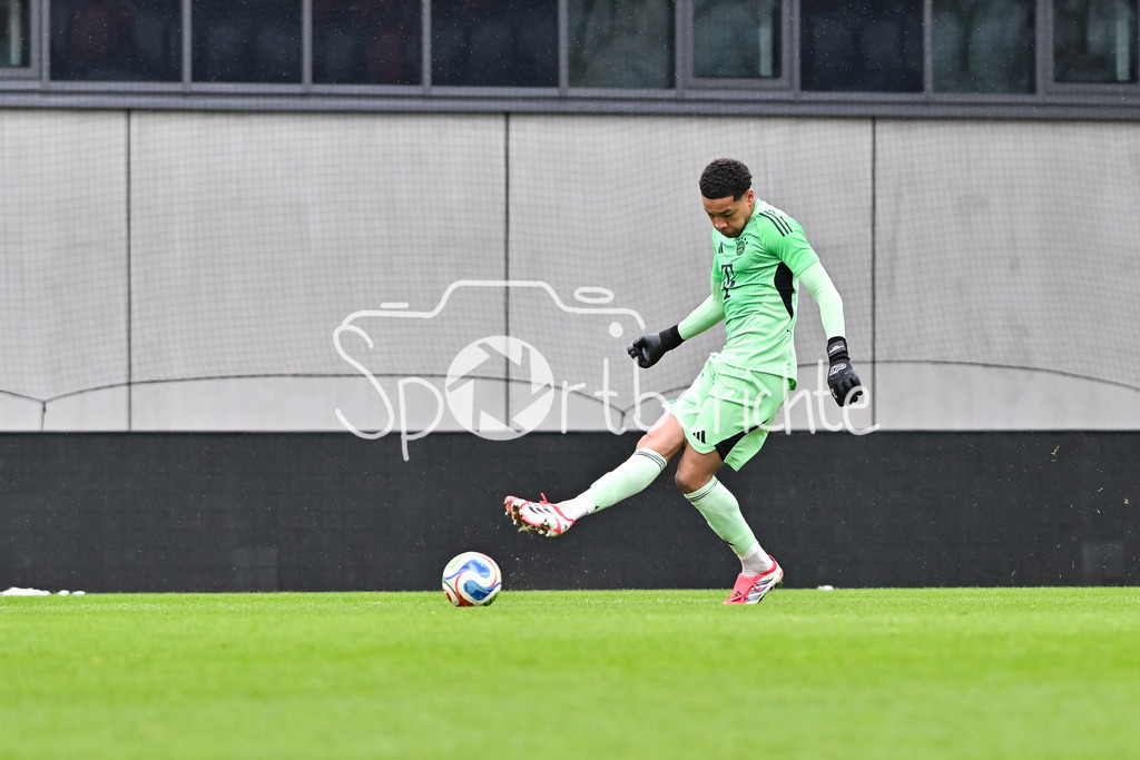 FC Bayern München - Berliner Athletik Klub | MUNICH, GERMANY - 21. FEBRUARY: am BAll Leonard PRESCOTT (FC Bayern München U19 1) / Einzelfoto / Freisteller während dem Spiel zwischen der U19 des FC Bayern München und der U19 des Berliner Athletik Klubs am 3. Spieltag der DFB-U19 Nachwuchsliga am FC Bayern Campus