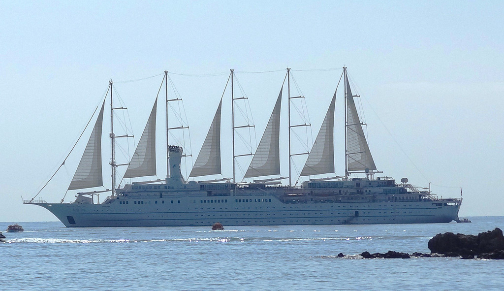 Maritimes Wandbild – Segelschiff auf ruhiger See | Ein elegantes Segelschiff auf ruhiger See – ein maritimes Fotomotiv mit Weite, Ruhe und klarer Linienführung. Als Wandbild bringt diese Fotokunst eine entspannte und stilvolle Atmosphäre in Wohnzimmer, Büro, Praxis oder Ferienwohnung. Ideal für alle, die Meer, Segeln und moderne maritime Wandgestaltung mögen. - Realisiert mit Pictrs.com