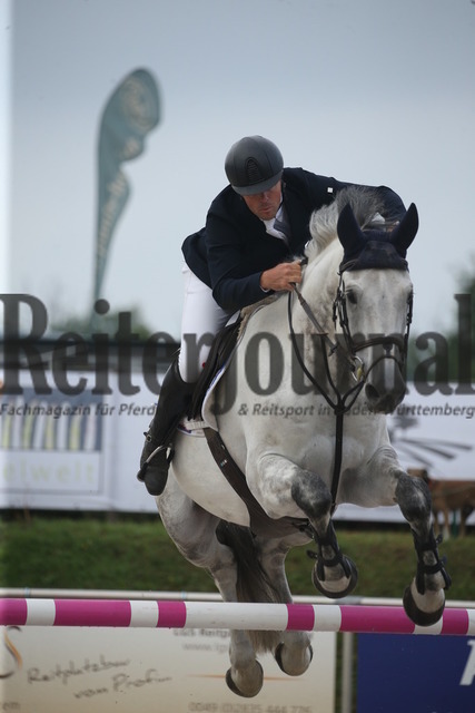 Durmersheim_2022_Prfg.Nr.04_Zwei-Phasen-Springen_Kl.S_Christopher Frazer_Carli P (4) | Alle Fotos der Reiterjournal Fotografin Doris Matthaes im Reiterjournal Online-Fotoshop. - Realisiert mit Pictrs.com