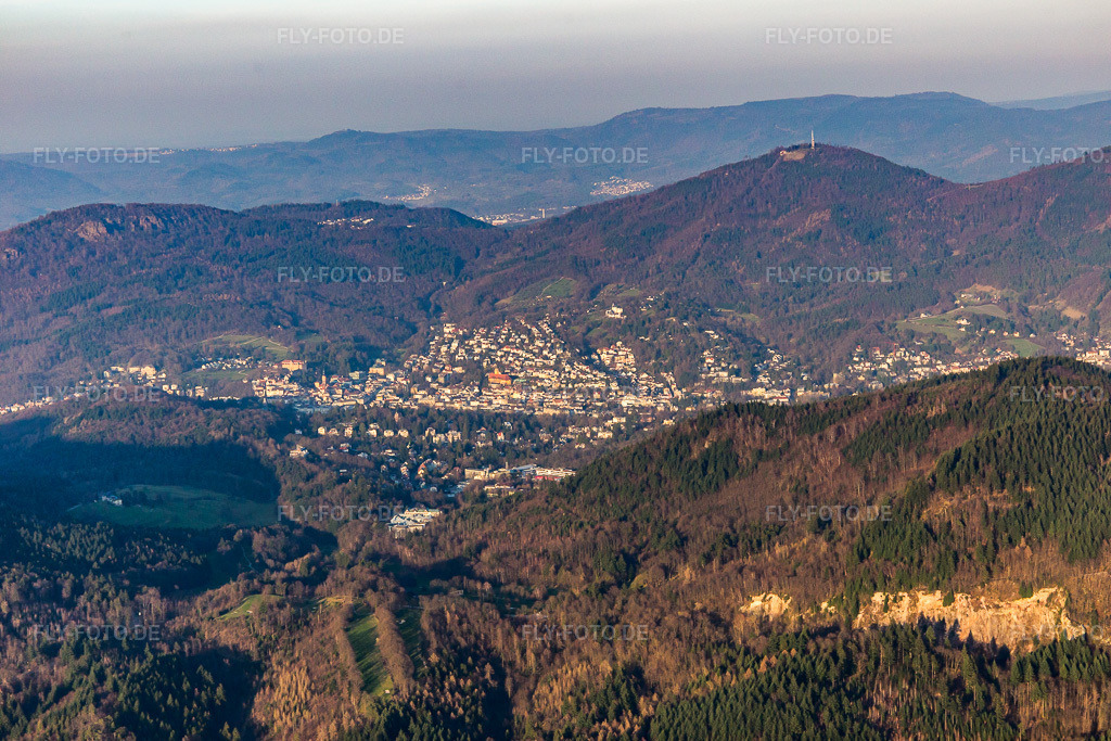 Luftbild: Ortsansicht von Südwesten in Baden-Baden im Bundesland Baden-Württemberg in Deutschland. Foto: IMG_097737.jpg vom 16.03.2017 durch Werner Riehm/FLY-FOTO.de