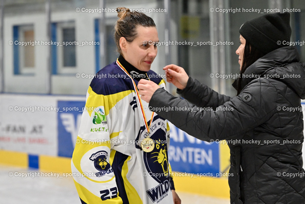 WILDCATS PATERNION & Lady Hawks Siegerehrung-Meisterfeier | #23 Stuppnig Iris WILDCATS PATERNION, KEHV-Damenreferentin Sabine Huber, Medailienübergabe, WILDCATS PATERNION &amp; Lady Hawks Siegerehrung-Meisterfeier, WILDCATS PATERNION &amp; Lady Hawks Siegerehrung-Meisterfeier am 12.03.2025 in Steindorf (Ossiachersee Halle), Austria, (Photo by Bernd Stefan)