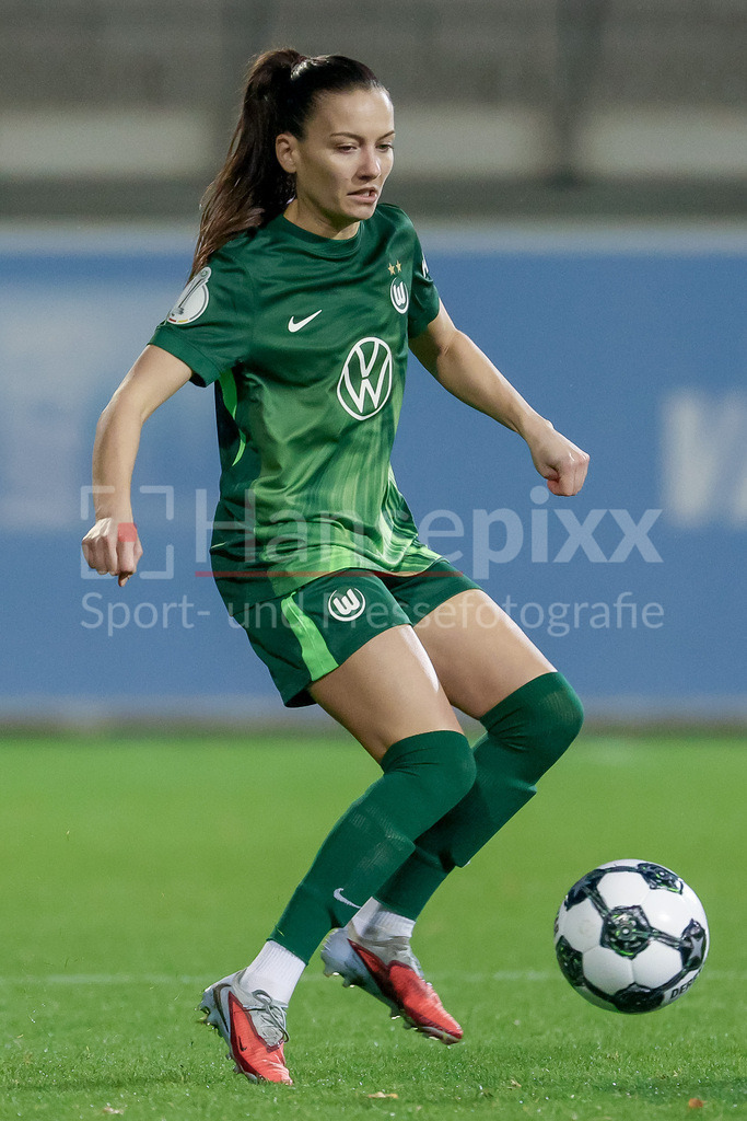 Fussball, DFB-Pokal Frauen, VfL Wolfsburg - SC Freiburg | Joelle Wedemeyer (VfL Wolfsburg, 24) am Ball, Freisteller, Einzelbild, Ganzkörper, Aktion, Action, Spielszene, DIE DFB-RICHTLINIEN UNTERSAGEN JEGLICHE NUTZUNG VON FOTOS ALS SEQUENZBILDER UND/ODER VIDEOÄHNLICHE FOTOSTRECKEN. DFB REGULATIONS PROHIBIT ANY USE OF PHOTOGRAPHS AS IMAGE SEQUENCES AND/OR QUASI-VIDEO.