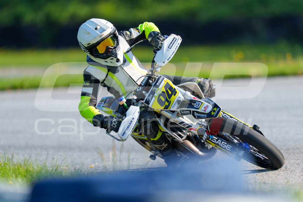 SuperMoto_Staatsmeisterschaft_Greinbach_011 | GRIPcapture steht für authentische Sportfotografie in Österreich – für Momente, die mehr sind als Geschwindigkeit oder Ergebnis. Es geht um Emotion, Spannung, Fokus und den Augenblick, der oft nur einen Wimpernschlag dauert.Ob Motorsport, Teamsport oder 
