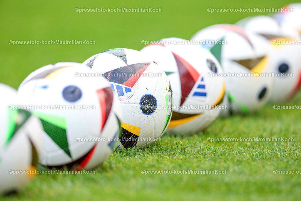 WUP14102402062 | 14.10.2024, Fußball, U20 Länderspiel Deutschland - Ghana, Stadion am Zoo, Wuppertal, Saison 2024 2025: Fußbälle liegen auf dem Spielfeld