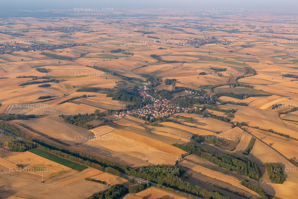Aerial view: View of the town in Neewiller-près-Lauterbourg in the state Bas-Rhin, France.Photo: IMG_008742.jpg taken on 09/20/2020 by Werner Riehm/FLY-FOTO.comResolution of the original: 5195 x 3463 px