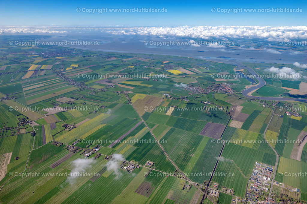 Cadenberge_ELS_0589290423 | CADENBERGE 29.04.2023 Ortsansicht am Rande von landwirtschaftlichen Feldern und Nutzflächen in Cadenberge im Bundesland Niedersachsen, Deutschland. // Village view on the edge of agricultural fields and land in Cadenberge in the state Lower Saxony, Germany. Foto: Martin Elsen