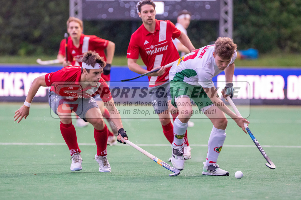 Final4_20240518-2049-0012 | Bonn, Deutschland, 18.05.2024: Fred Newbold (Der Club an der Alster), Niklas Bosserhoff (Hamburger Polo Club) in Aktion waehrend des Spiels der Deutsche Feldhockey-Meisterschaften 2024 zwischen Final 4 Herren Hamburger Polo Club - Der Club an der Alster im Bonner THV am 18.05.2024 in Bonn, Deutschland. (Foto von Stephan Fehrmann)

Bonn, Germany, 18.05.2024: Fred Newbold (Der Club an der Alster), Niklas Bosserhoff (Hamburger Polo Club) in action during the game of Deutsche Feldhockey-Meisterschaften 2024 between Final 4 Herren Hamburger Polo Club - Der Club an der Alster in Bonner THV at 18.05.2024 in Bonn, Deutschland. (Foto from Stephan Fehrmann)