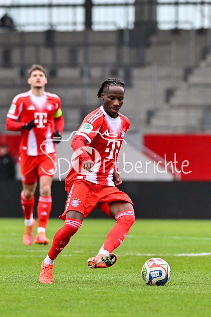 FC Bayern München - Berliner Athletik Klub | MUNICH, GERMANY - 21. FEBRUARY: am Ball Richard AJAYI (FC Bayern München U19 3) während dem Spiel zwischen der U19 des FC Bayern München und der U19 des Berliner Athletik Klubs am 3. Spieltag der DFB-U19 Nachwuchsliga am FC Bayern Campus