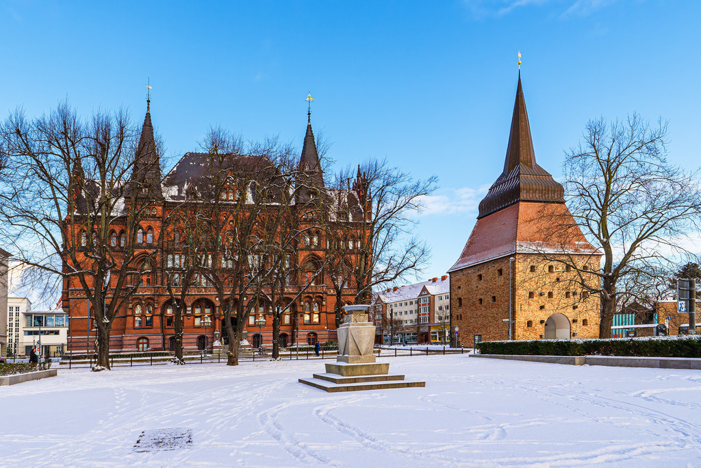 Blick auf das Ständehaus und das Steintor im Winter in der Hansestadt Rostock | Blick auf das Ständehaus und das Steintor im Winter in der Hansestadt Rostock.