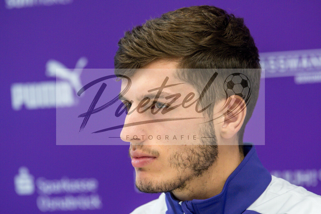 20200219_PKOSNA_0022 | Fussball, Herren: Bashkim Ajdini (VfL Osnabrueck) schaut waehrend der Pressekonferenz des VfL Osnabrueck im Presseraum des Stadion an der Bremer Bruecke am 19.02.2020 in Osnabrueck, Deutschland. - Realisiert mit Pictrs.com