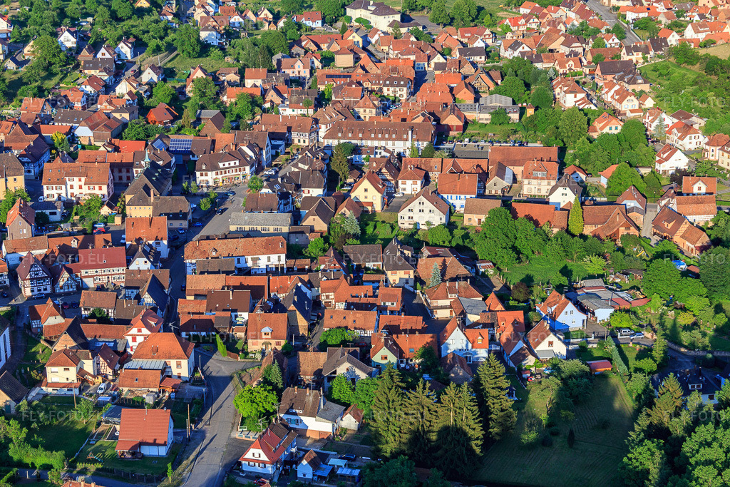 Vue aérienne: Centre du village vu de l'ouest à Lembach dans le département Bas Rhin, France – .Photo: IMG_080265.jpg prise le 05/06/2015 par Werner Riehm/FLY-FOTO.eu – Résolution de l'original: 5472 x 3648 px