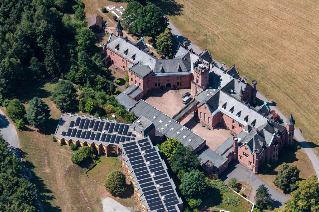 dr__0015639.jpg | MUDAU 03.08.2018 Klinikgelände des Krankenhauses Klinikum Schloss Waldleiningen in Mudau im Bundesland Baden-Württemberg, Deutschland. // Hospital grounds of the Clinic Klinikum Schloss Waldleiningen in Mudau in the state Baden-Wurttemberg, Germany. Foto: Daniel Reiter